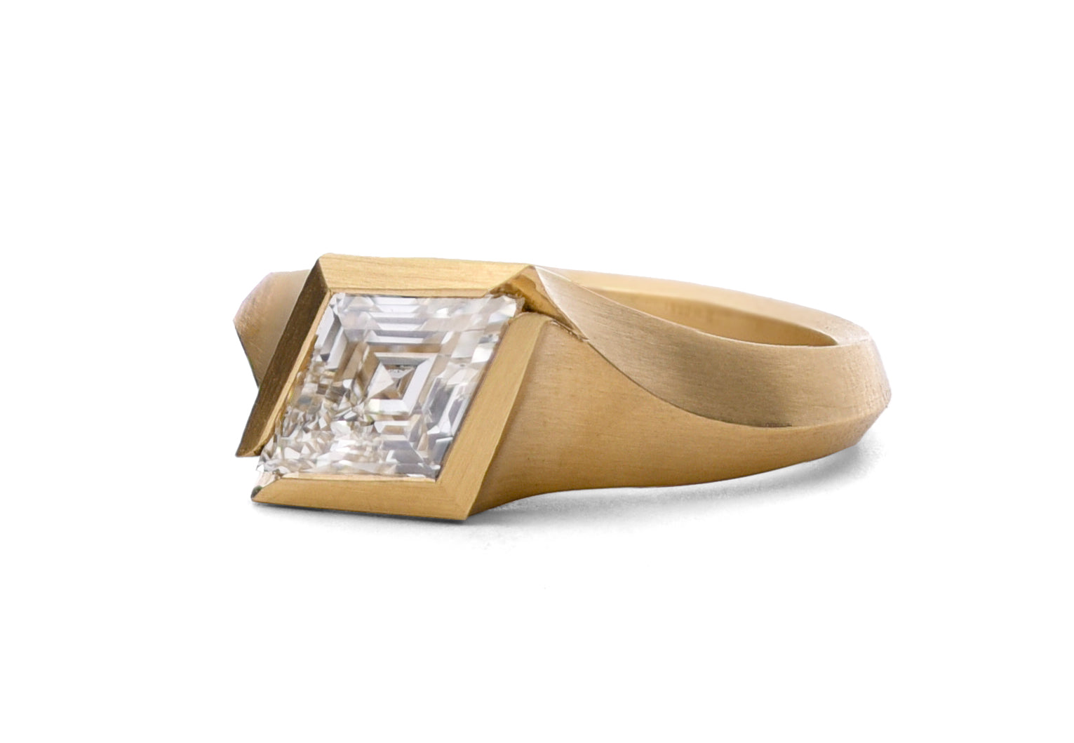 18ct Yellow Gold White Diamond Kite Aegis Ring