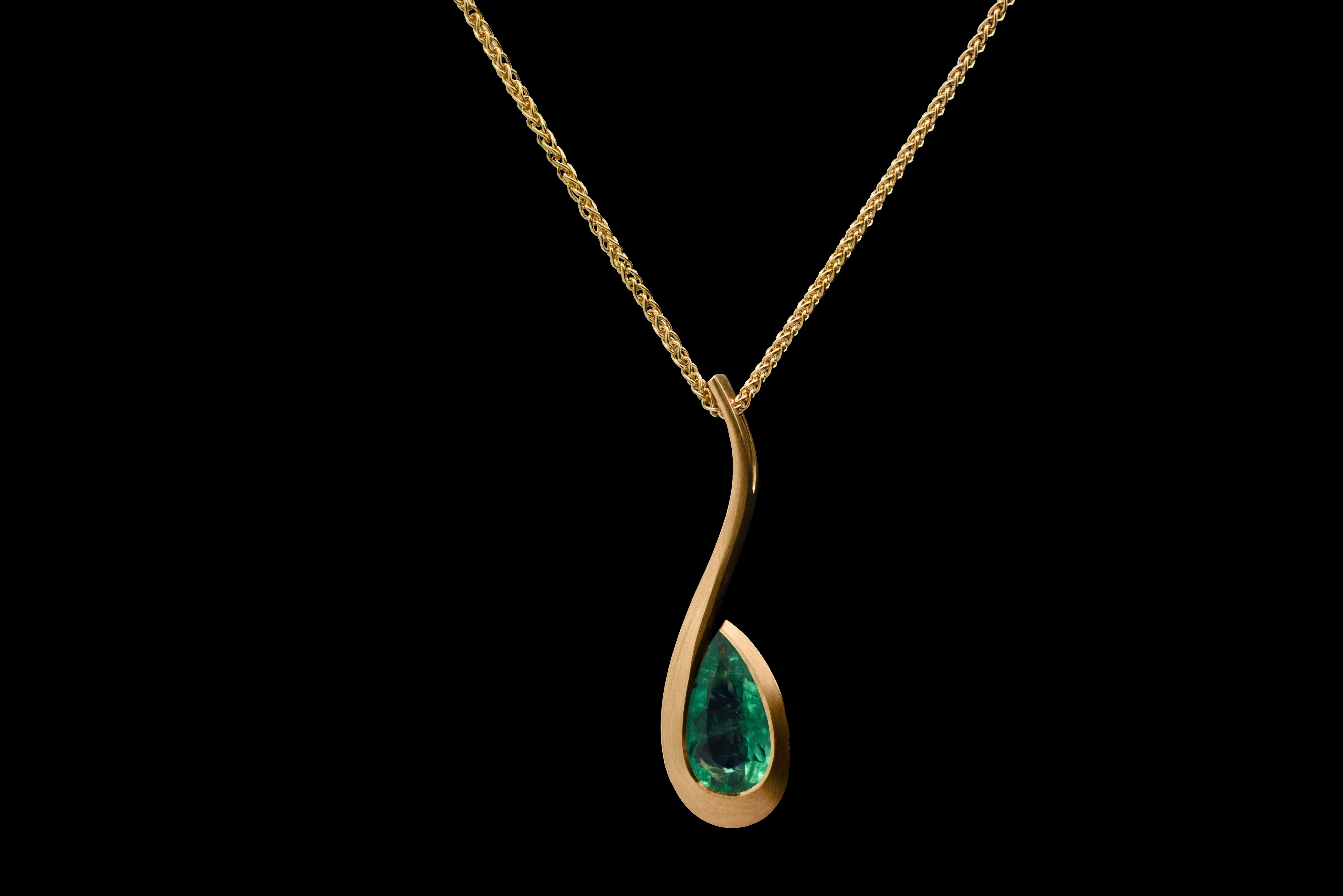 18ct Yellow Gold Pear-Shaped Emerald Twist Pendant Necklace