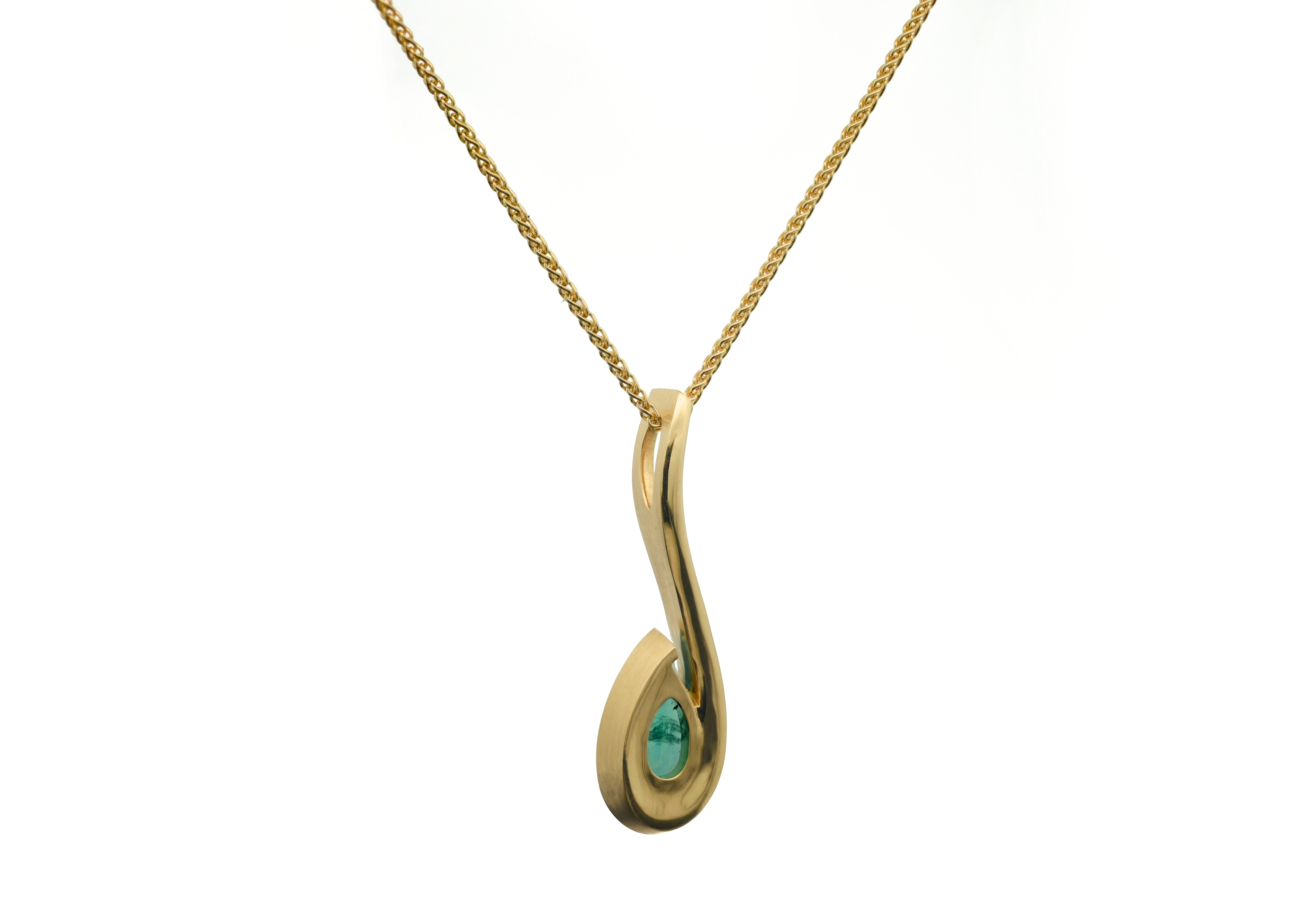 18ct Yellow Gold Pear-Shaped Emerald Twist Pendant Necklace