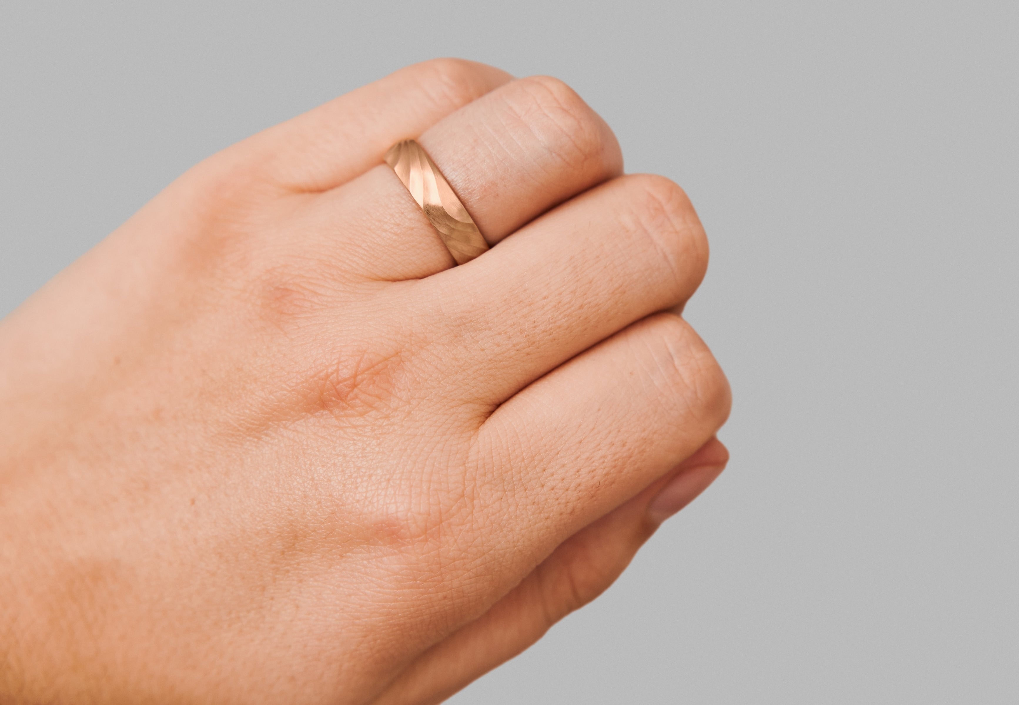 18ct Gold Aeolian II Wedding Band