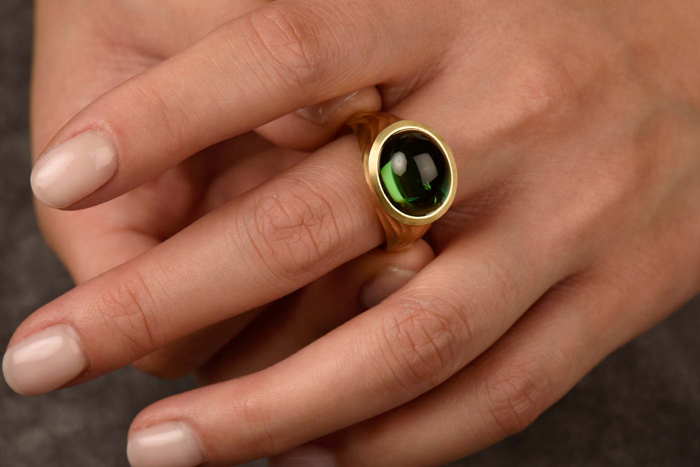 18ct Yellow Gold Green Tourmaline Cabochon Arris Ring