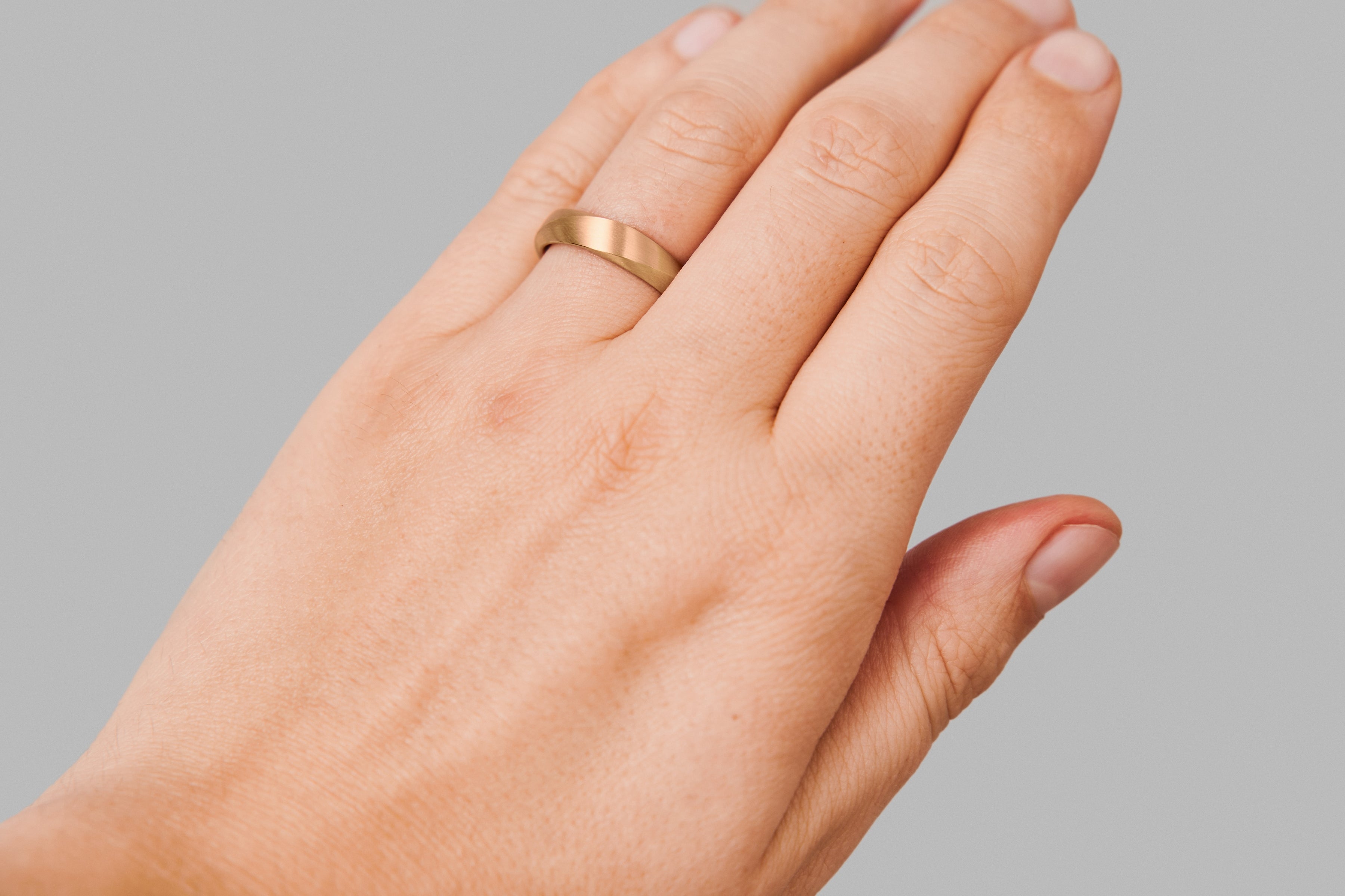 Wide Mobius Top Twist Wedding Band