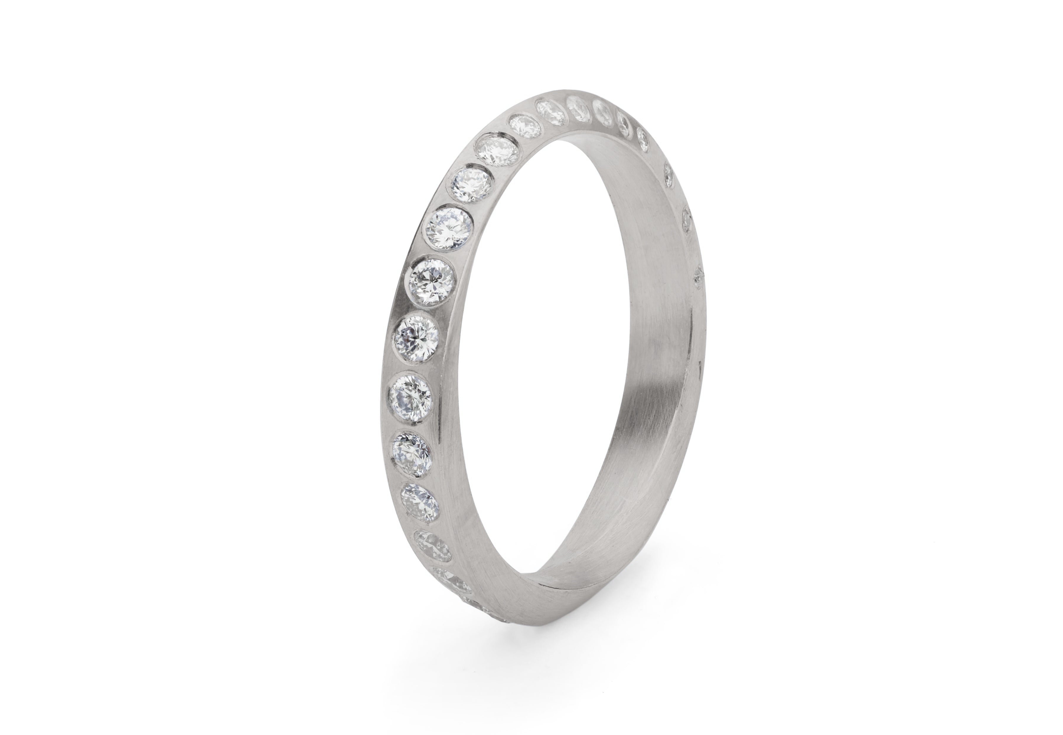 Diamond Flush-Set Mobius Band