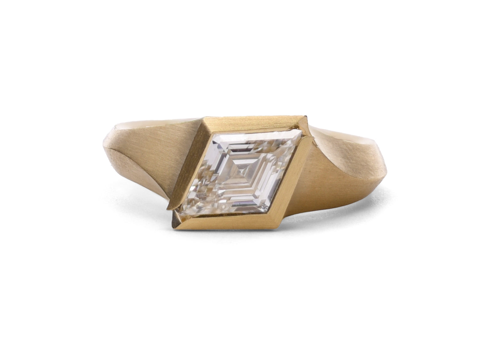 18ct Yellow Gold White Diamond Kite Aegis Ring
