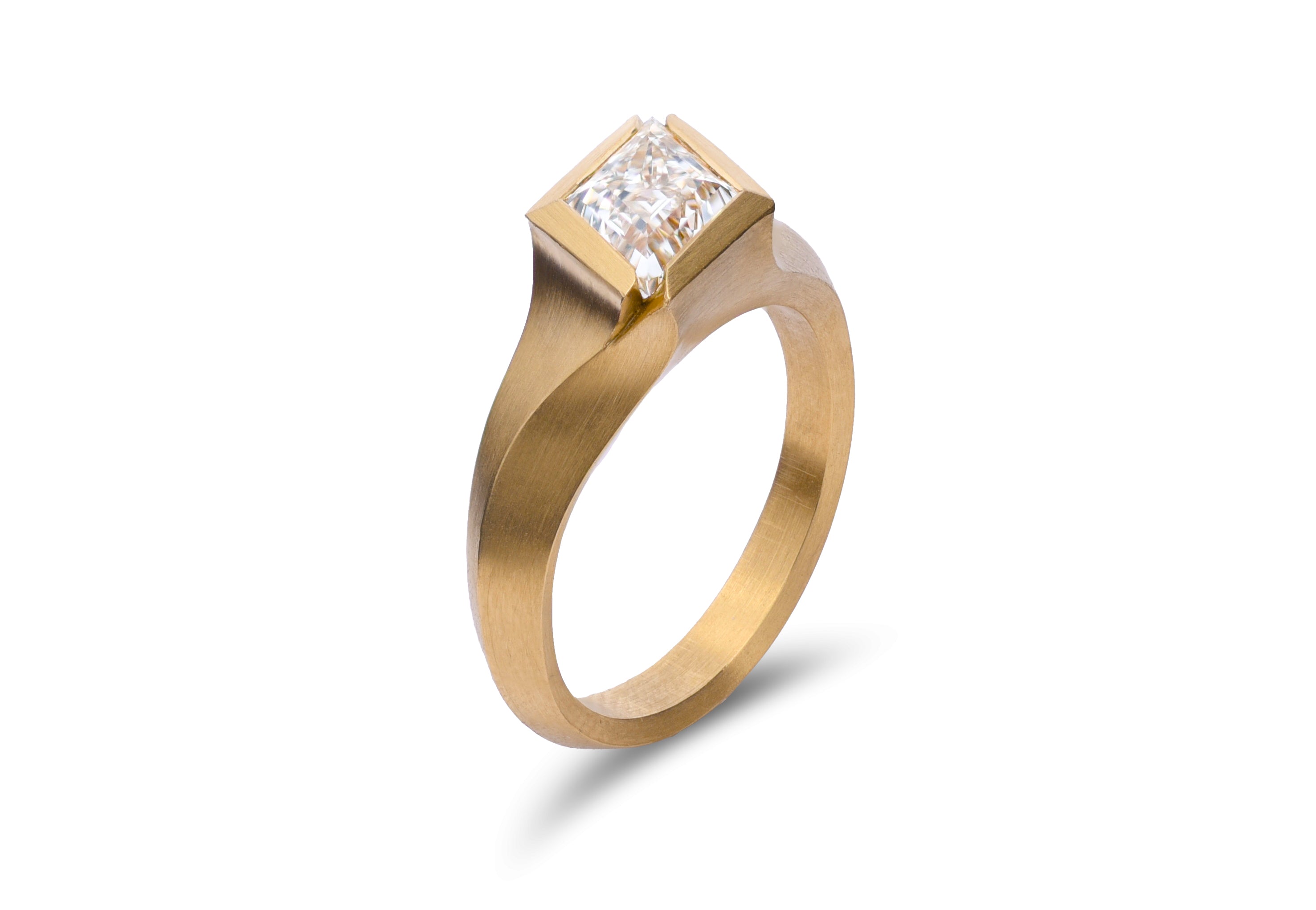 18ct Yellow Gold White Diamond Kite Aegis Ring