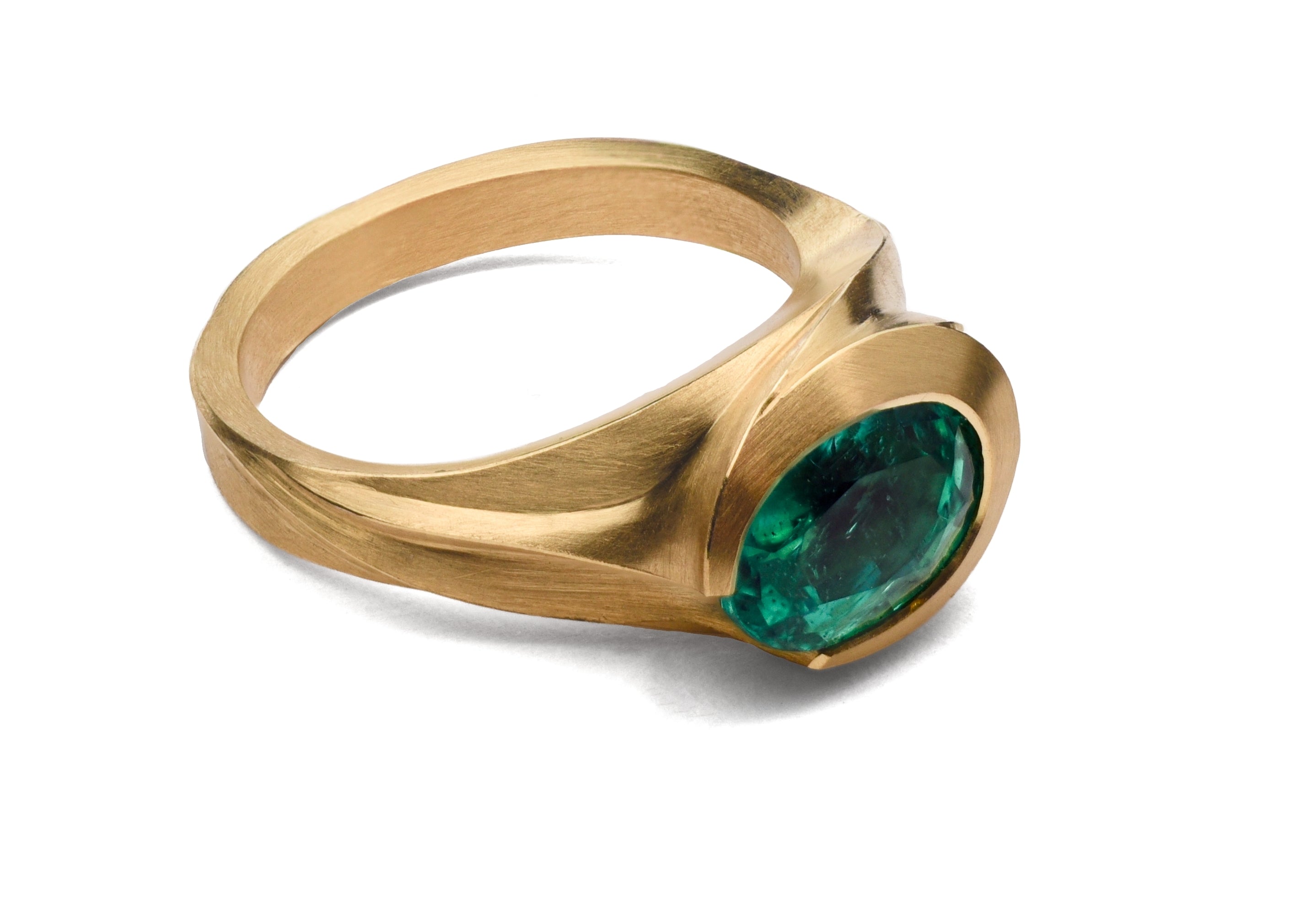 18ct Yellow Gold Oval Emerald Arris Ring
