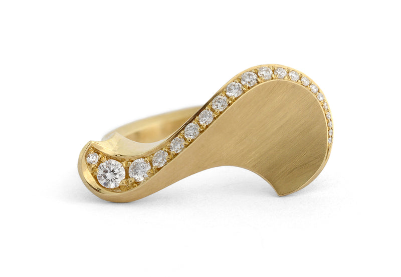 ARRIS-Sigma-18ct-yellow-gold-white-diamonds-ring