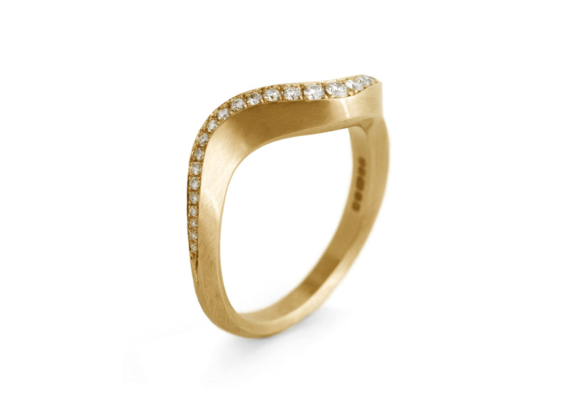 Arris band ring yellow gold with pave white diamonds