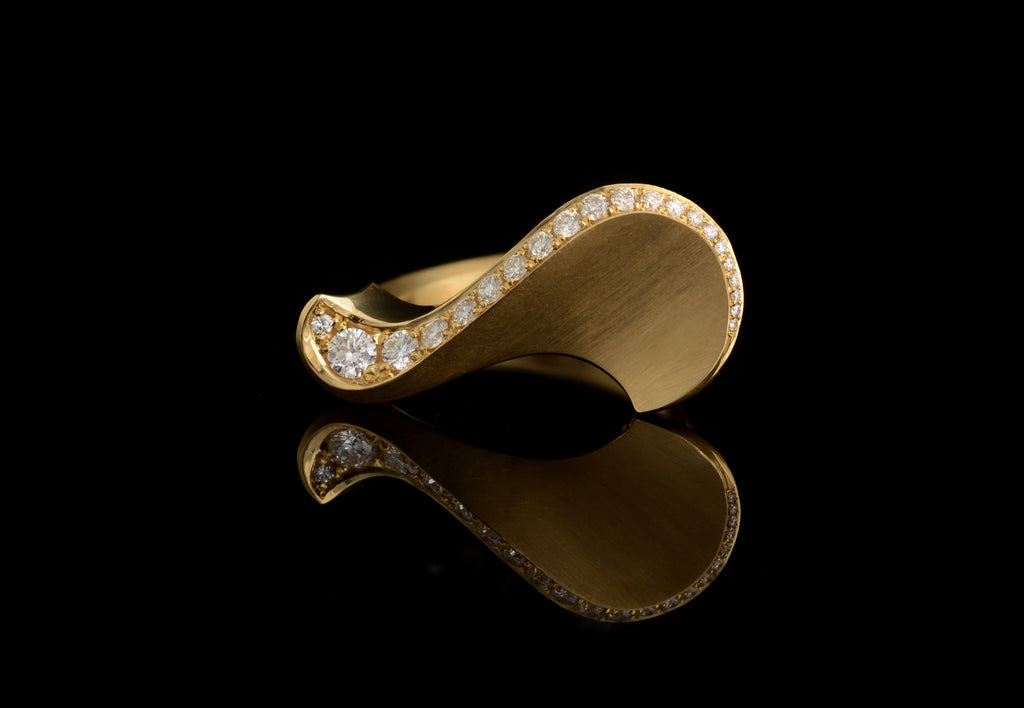 Sigma ring in 18ct yellow gold and tapering diamonds. 